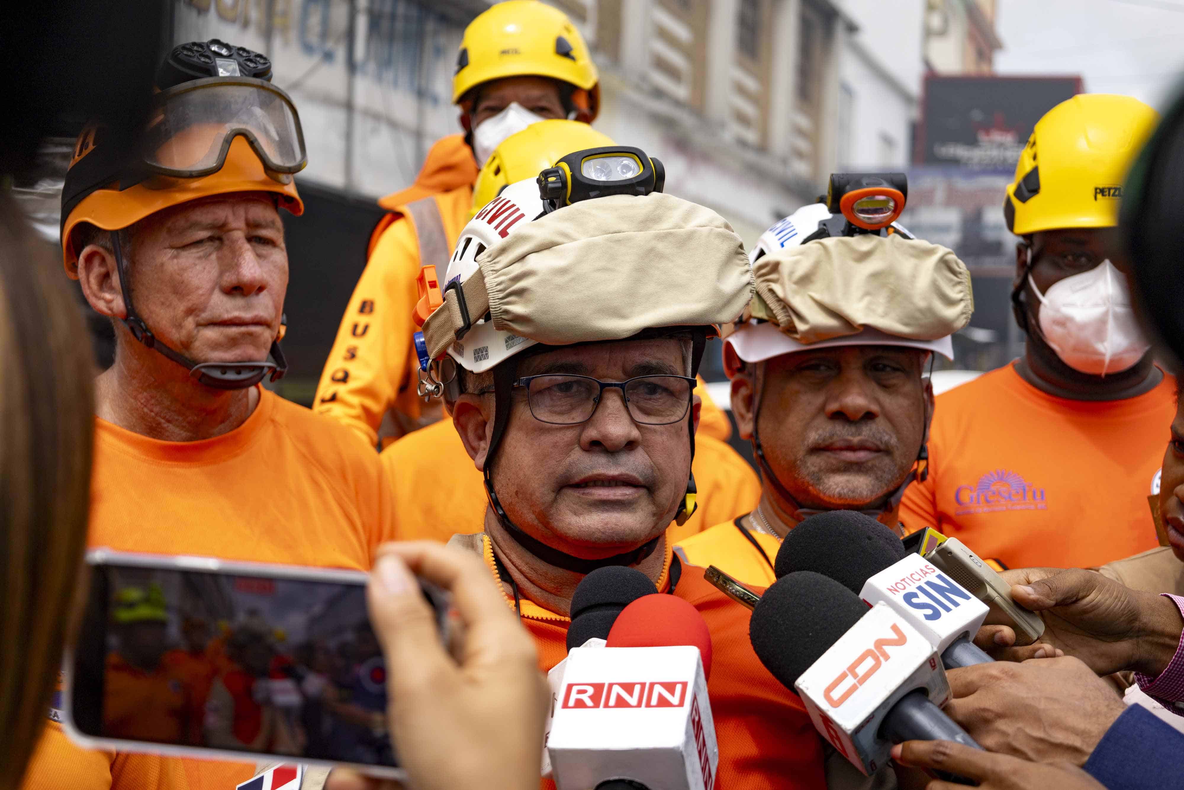 Dirigentes de la Defensa Civil dan declaraciones sobre el incendio. 