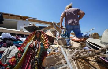 Condado del norte de Texas queda en ruinas tras paso de tornado