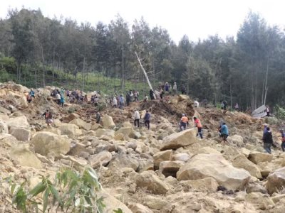 Buscan evacuar 7,900 personas por deslizamiento en Nueva Guinea