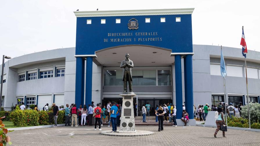 Ciudadanos se siguen quejando de las largas horas de espera en la Dirección General de Pasaportes