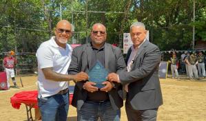 Dedican torneo de sóftbol de la liga Manuel Porfirio Reyes a Neurys Feliz