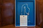 Los detalles del rosario de la diseñadora Mónica Varela que le regaló Abinader al papa Francisco