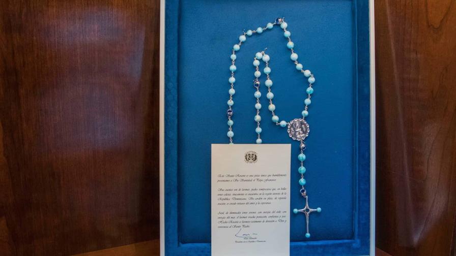 Los detalles del rosario de la diseñadora Mónica Varela que le regaló Abinader al papa Francisco