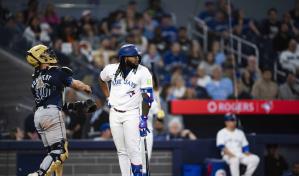 El pitcheo mitiga el daño de Guerrero Jr., al hacerle batear por el suelo