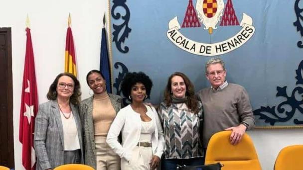 Fidia Peralta encabeza debate de La balada de los cuervos” en la Universidad de Alcalá en España