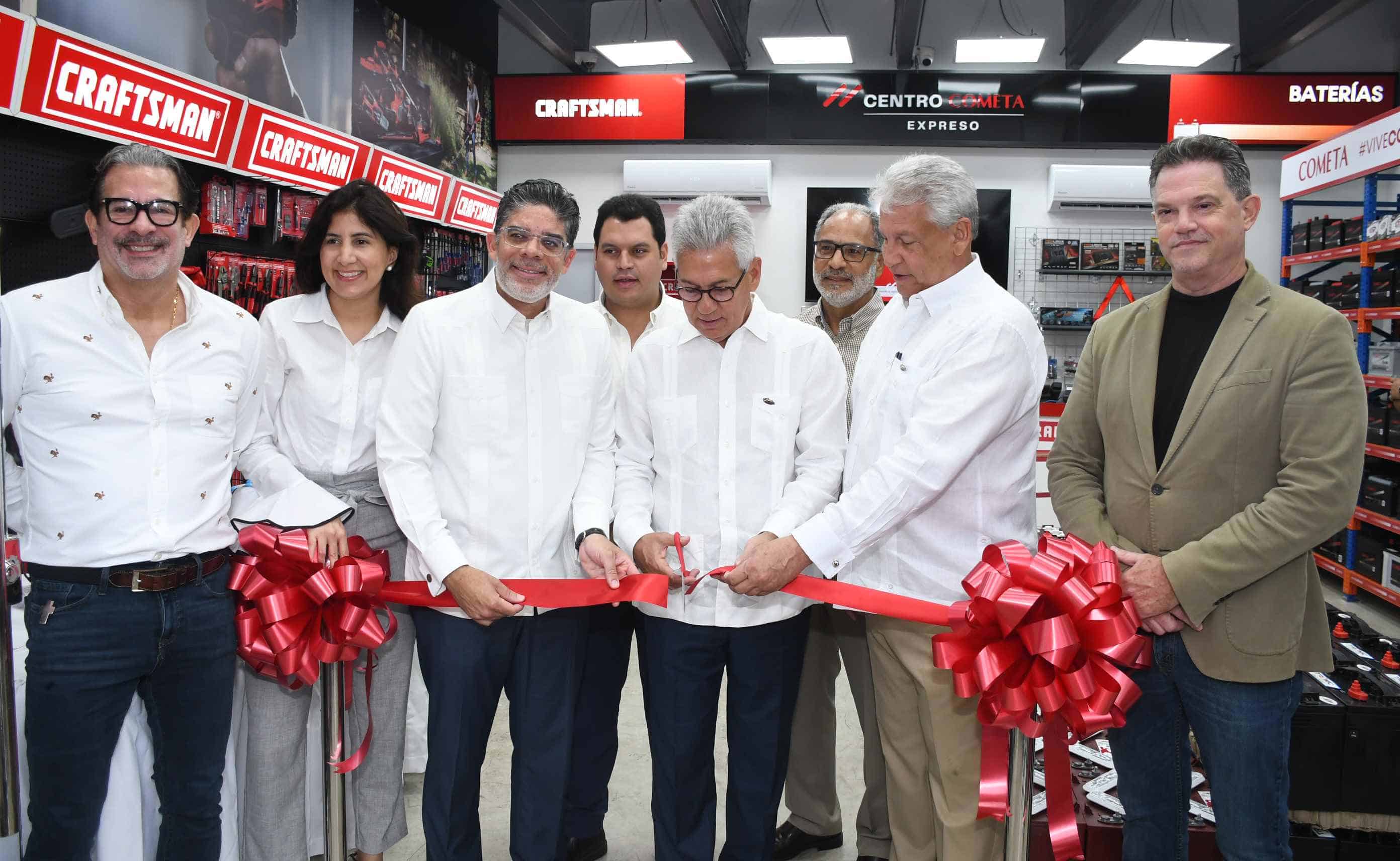 Juan Manuel Nuñez y Jorge Galiber, acompañados de ejecutivos del Grupo Cometa y TotalEnergies, realizan corte de cinta.