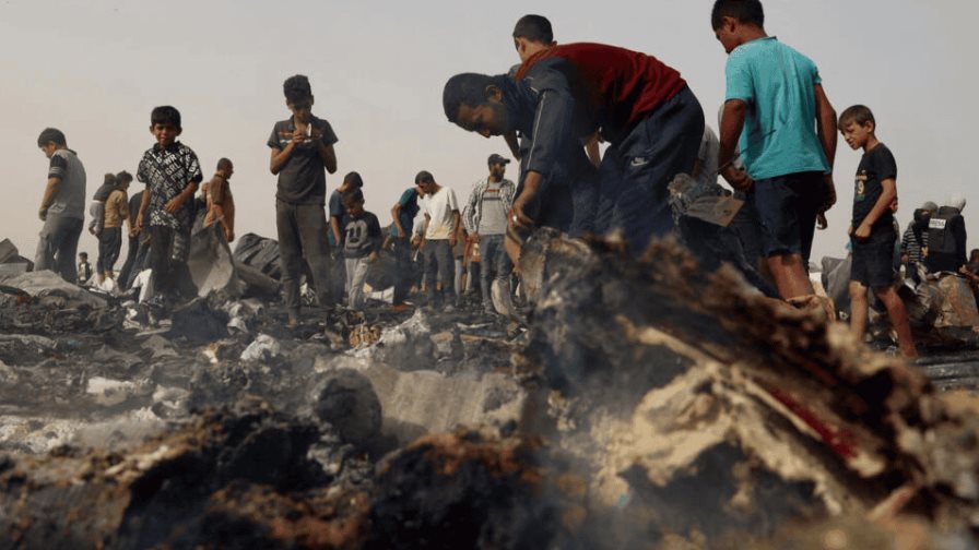 Un bombardeo israelí deja al menos 45 muertos en un campo de desplazados de Rafah