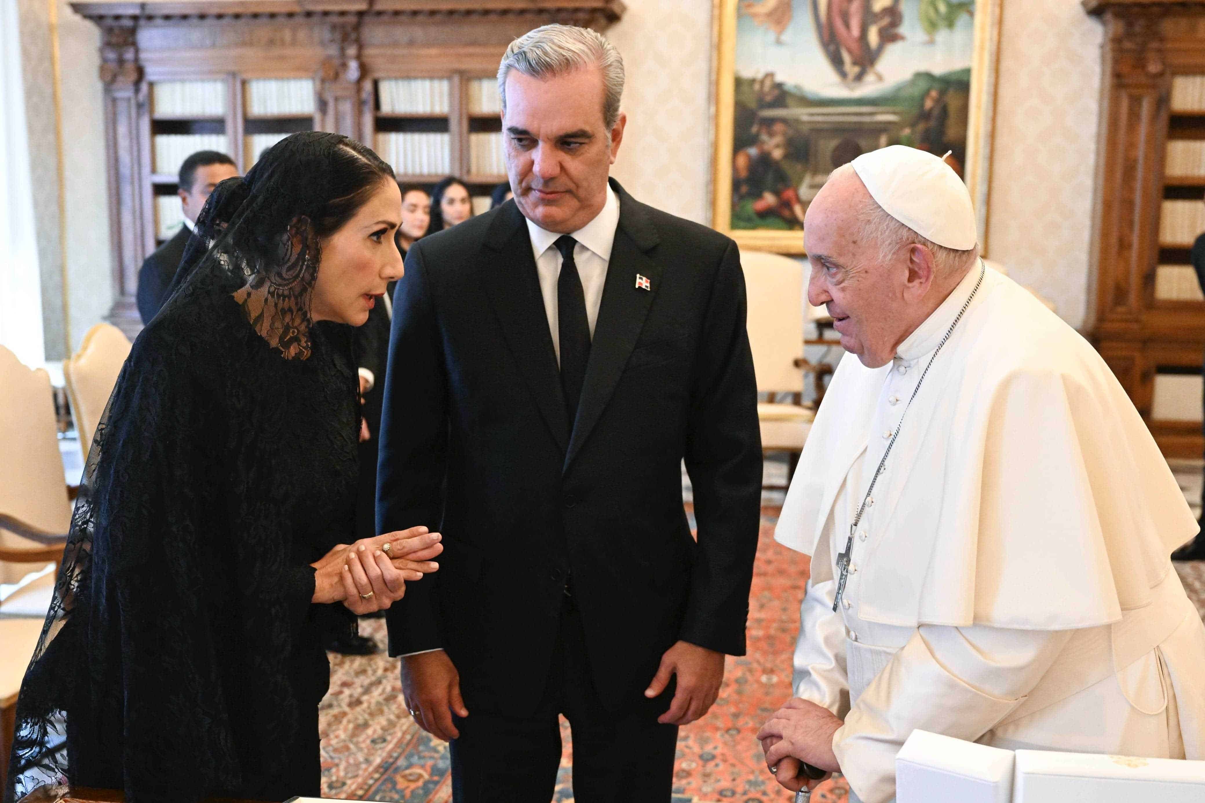El presidente Luis Abinader se reunió este lunes con el papa Francisco.