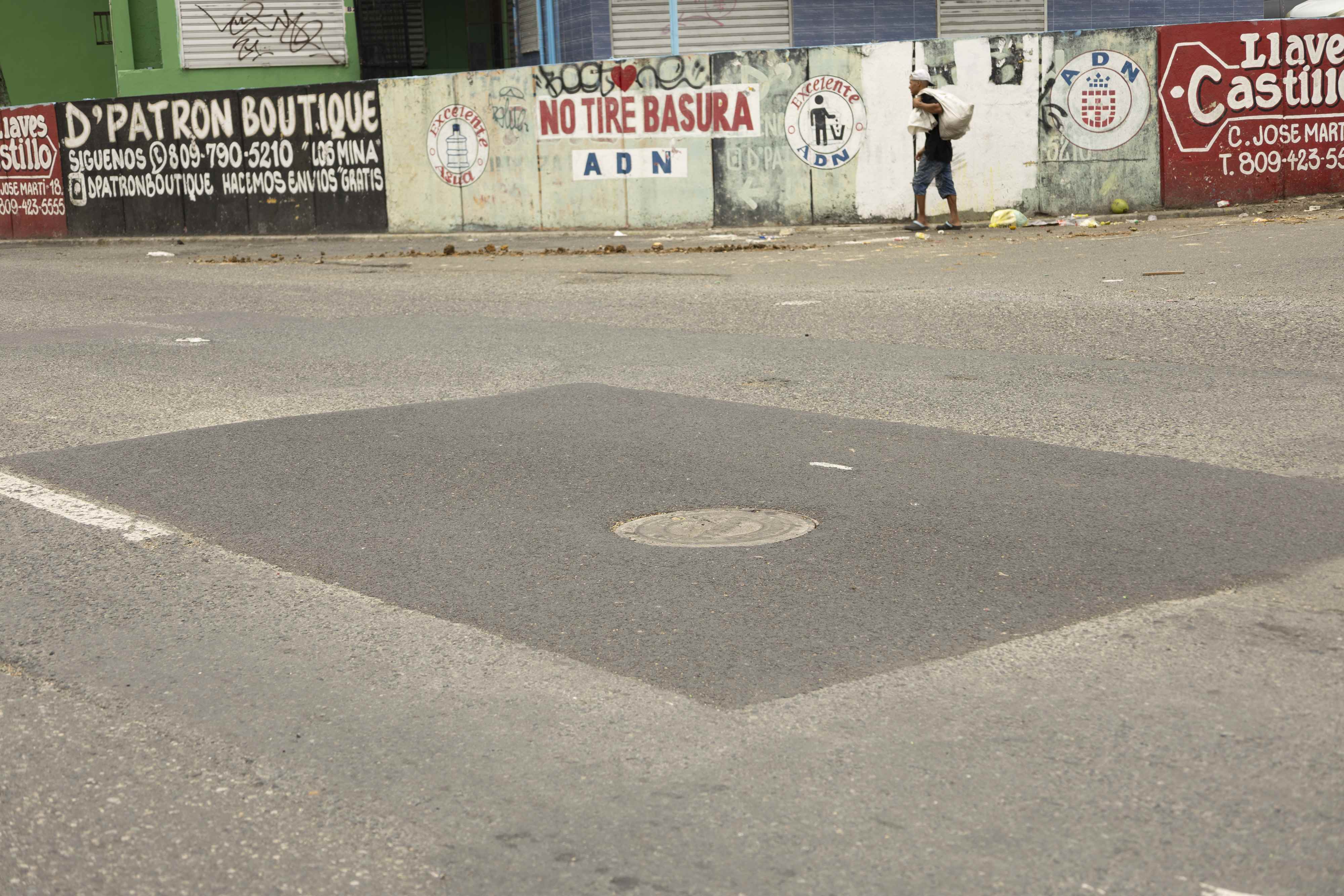 Además del profundo hoyo, la materia fecal corría por doquier. 