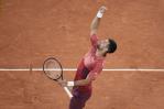 Novak Djokovic inicia la defensa de su título del Abierto de Francia con una titubeante victoria