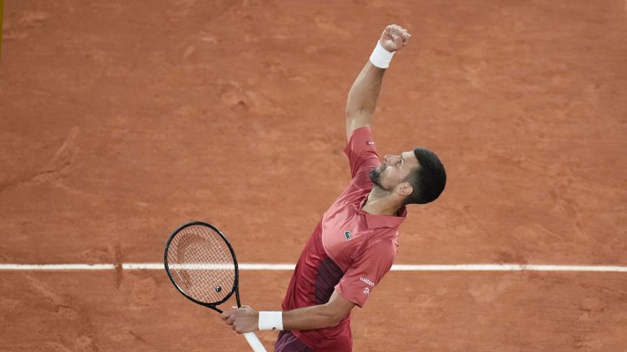 Novak Djokovic inicia la defensa de su título del Abierto de Francia con una titubeante victoria Novak Djokovic inicia la defensa de su título del Abierto de Francia con una titubeante victoria