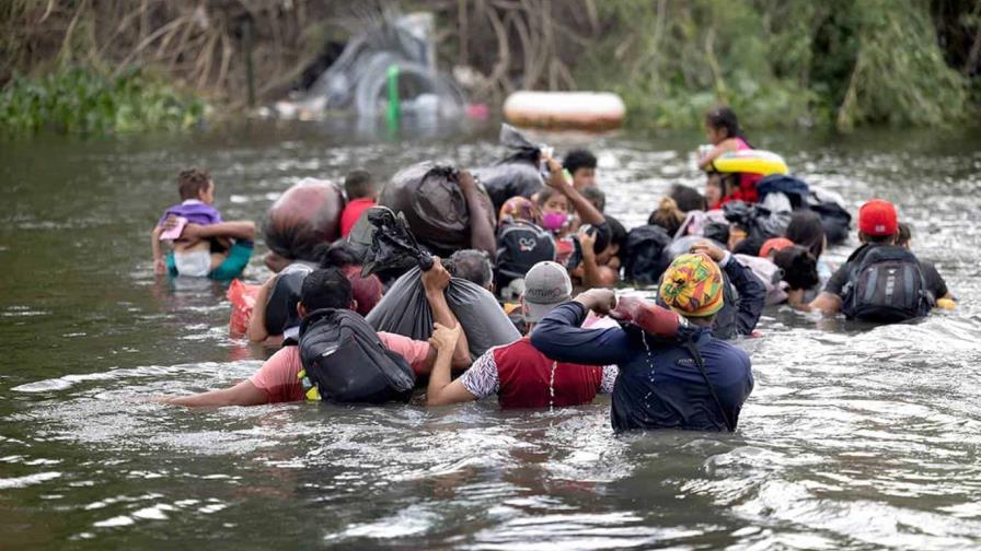 Migrantes insisten en cruzar a EE.UU. por el río Bravo pese a las crecientes deportaciones