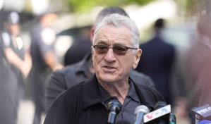 De Niro ofrece rueda de prensa fuera de tribunal donde juzgan a Trump; lo llama Playboy de pacotilla
