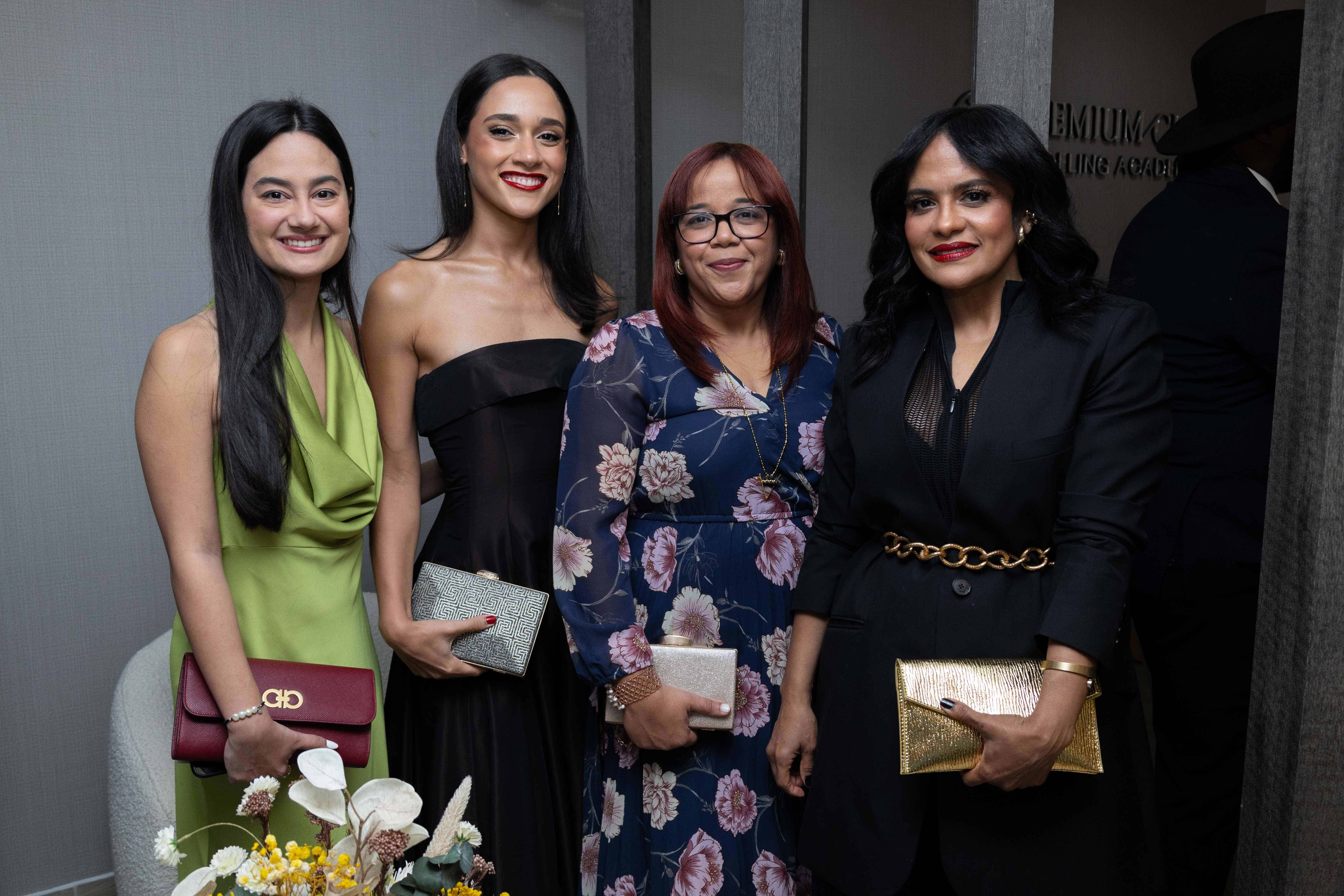 Isaura Nicole llort, Orianne Estevez, Elvia filpo y Awilda Peralta.