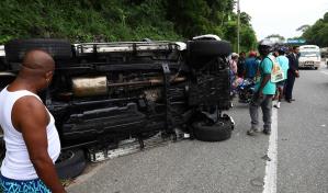 Tres personas sobreviven a accidente en la autopista 6 de Noviembre