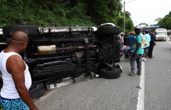 Tres personas sobreviven a accidente en la autopista 6 de Noviembre