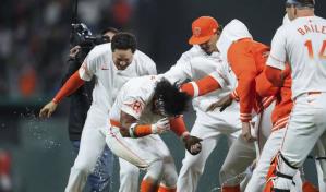 Matos pone fin al juego con sacrificio y Gigantes blanquean 1-0 a Filis en 10 innings