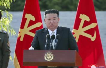 Kim Jong Un reitera ambiciones de satélites y envían globos con basura a Corea del Sur