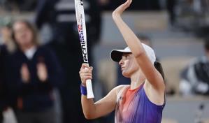 Iga Swiatek salva un punto de partido para eliminar a Osaka en tres sets en el Abierto de Francia