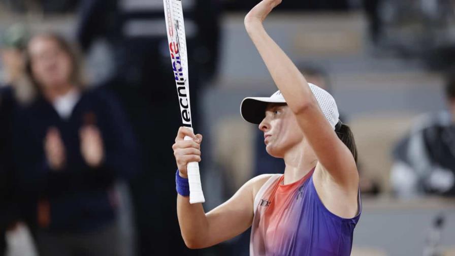 Iga Swiatek salva un punto de partido para eliminar a Osaka en tres sets en el Abierto de Francia