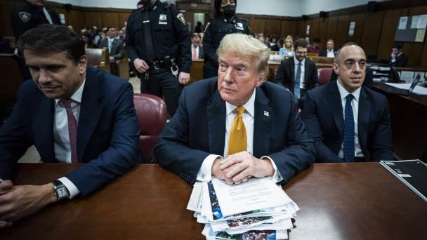 Jurado concluye primer día de deliberaciones sin alcanzar un veredicto en juicio a Trump