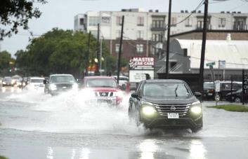 Fuertes tormentas y vientos en Texas dejan un muerto y daños generalizados