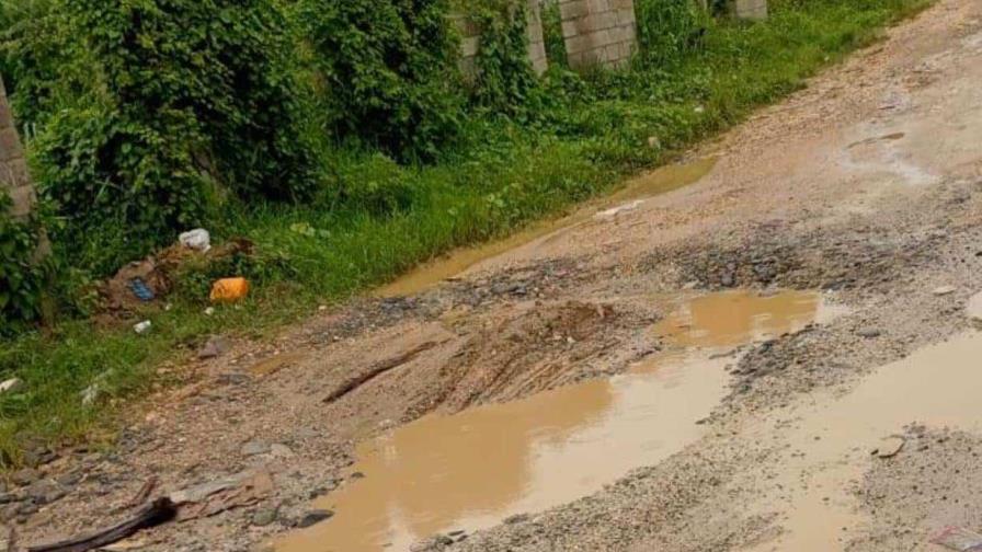 Moradores de La Ciénaga, en el kilómetro 14 de la utopista Duarte, piden el asfaltado de sus calles