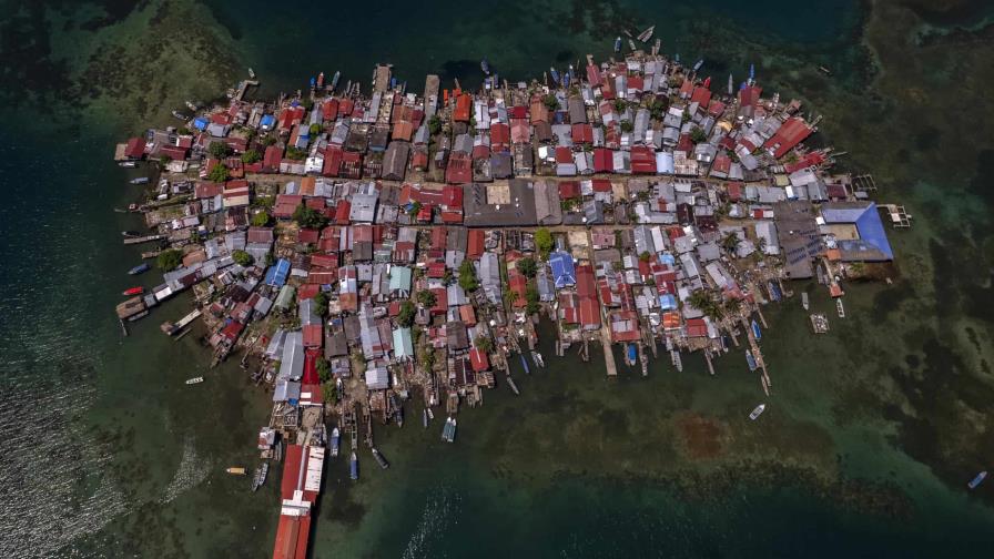 Primeros desplazados del cambio climático en Panamá emprenden el adiós de su isla