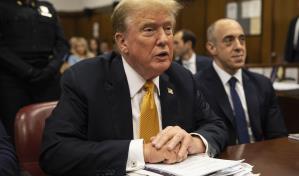 Fiscal dice que Trump intentó engañar a los votantes; defensa ataca a testigo clave