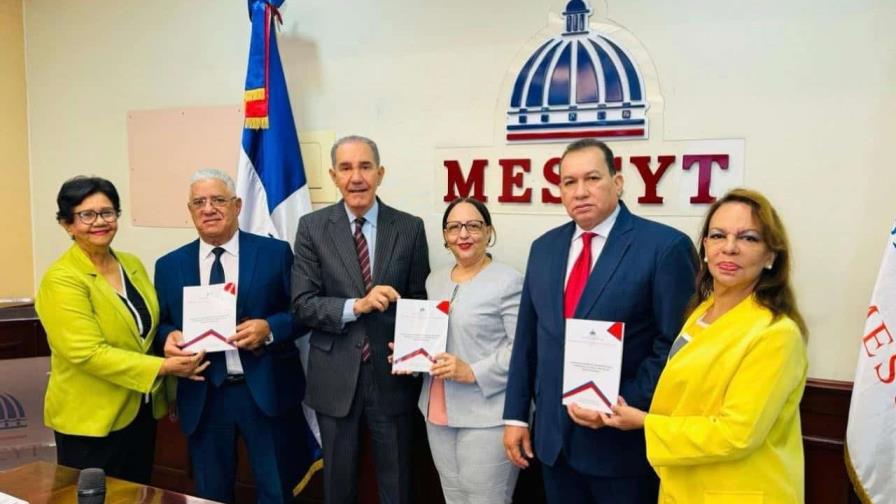 MESCyT entrega normas para regular y acreditar las Escuelas de Medicina del país