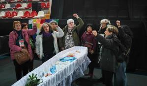 Pañuelos blancos y una ronda nocturna en la Plaza de Mayo para despedir a Nora Cortiñas