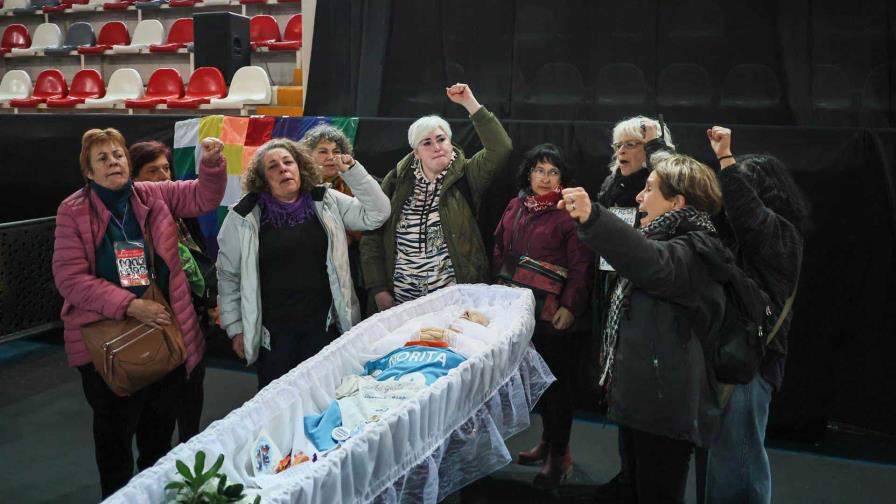 Pañuelos blancos y una ronda nocturna en la Plaza de Mayo para despedir a Nora Cortiñas Pañuelos blancos y una ronda nocturna en la Plaza de Mayo para despedir a Nora Cortiñas