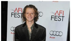 Actor Nick Pasqual acusado de apu&ntilde;alar "m&uacute;ltiples veces" a su exnovia