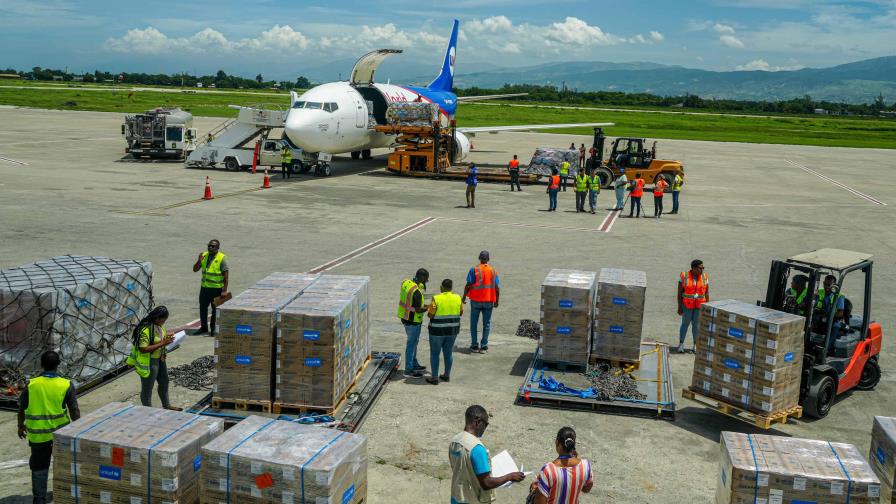 Aterriza en la capital de Haití el primer avión con ayuda humanitaria en tres meses