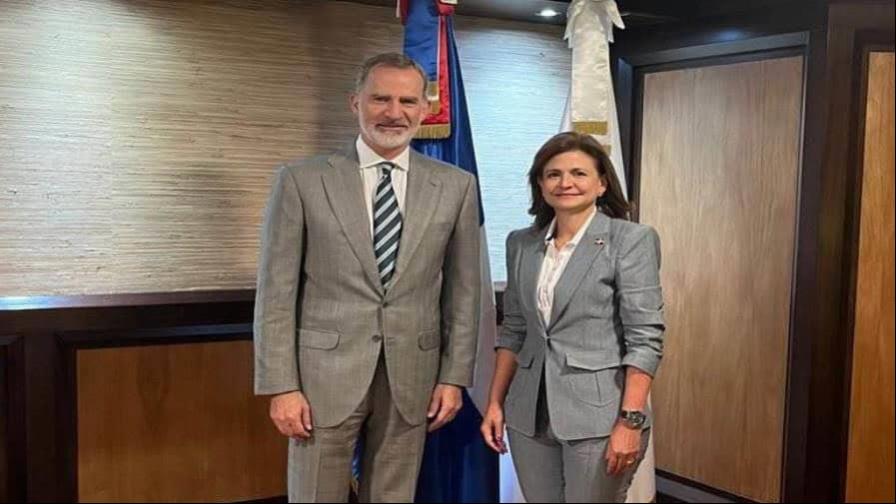Vicepresidenta Raquel Peña se reúne en el AILA con el rey Felipe VI en su ruta a El Salvador