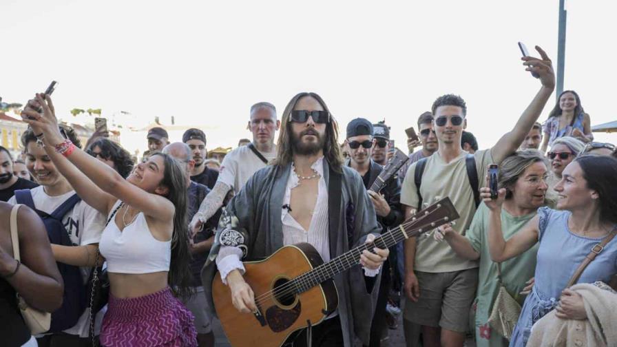 Jared Leto sorprende a sus fans con un concierto improvisado en las calles de Lisboa