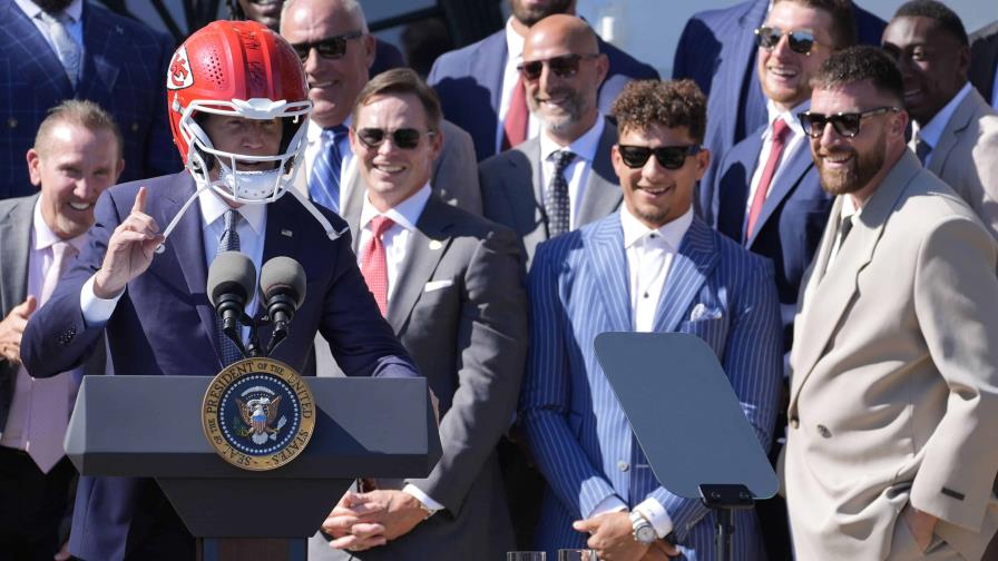 Biden recibe a los Chiefs, campeones del Super Bowl, y rompe regla no escrita sobre los sombreros