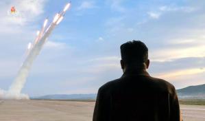 L&iacute;der norcoreano supervisa lanzamiento m&uacute;ltiple de cohetes