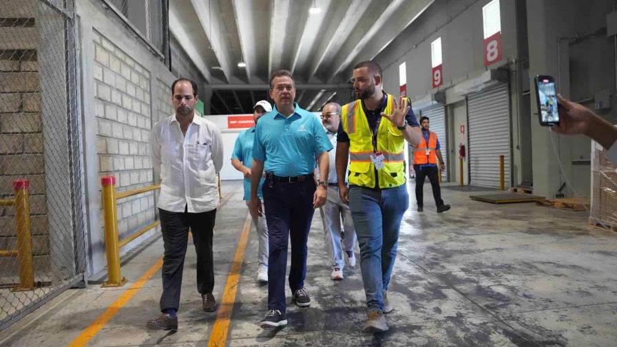 Ministro Ito Bisonó inspecciona construcción de la nueva terminal de carga aérea de Punta Cana