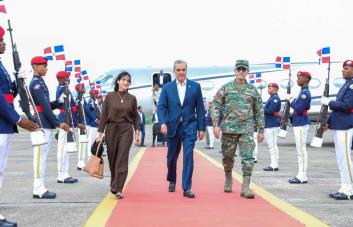 Presidente Abinader llega al país tras su viaje oficial a Europa