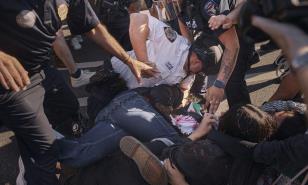 Policía detiene a 34 personas tras protesta propalestina en Museo de Brooklyn; hay daños a obras