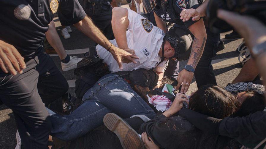 Policía detiene a 34 personas tras protesta propalestina en Museo de Brooklyn; hay daños a obras