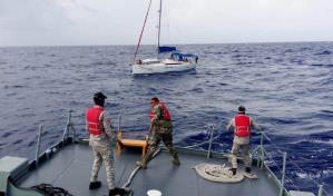Armada rescata  en tiempo récord a cuatro turistas varados en alta Mar