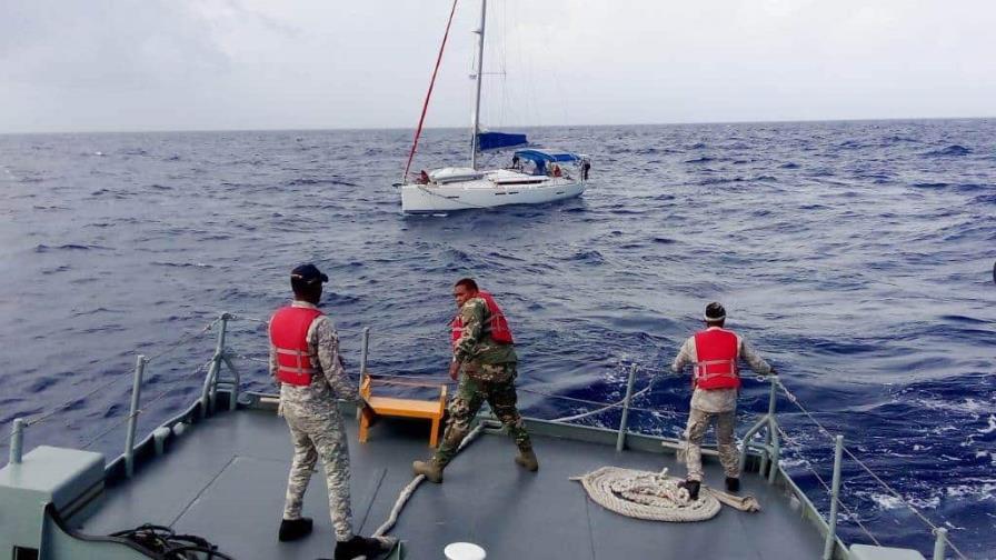 Armada rescata  en tiempo récord a cuatro turistas varados en alta Mar
