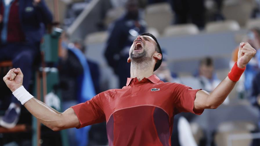 Novak Djokovic gana en 5 sets y continua con la defensa de su título en el Abierto de Francia