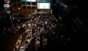Ver películas en canoa, la vida tras inundaciones en la Amazonía peruana