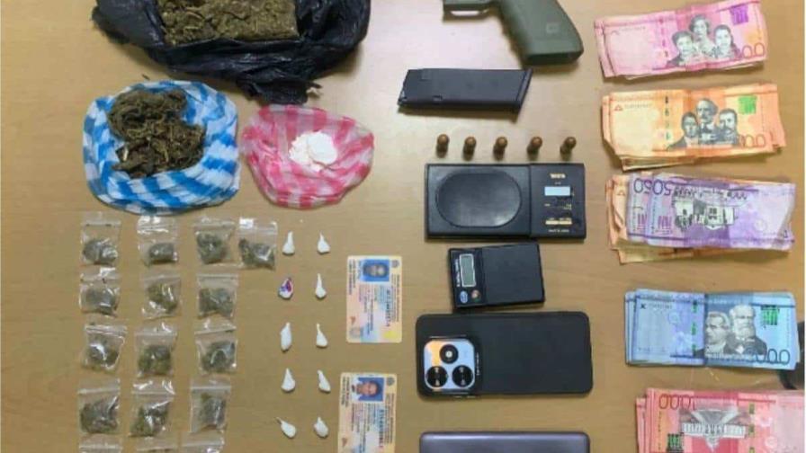 Detienen a dos personas en Santiago por posesión de drogas y porte ilegal de arma