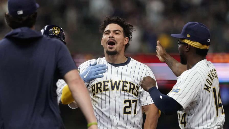 Willy Adames impulsa la carrera de la victoria de Cerveceros, en 10 entradas