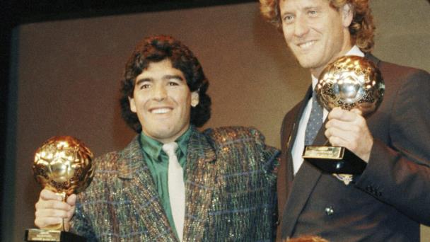 Casa de subastas francesa pospone venta del Balón de Oro de Maradona