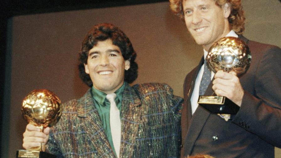 Casa de subastas francesa pospone venta del Balón de Oro de Maradona